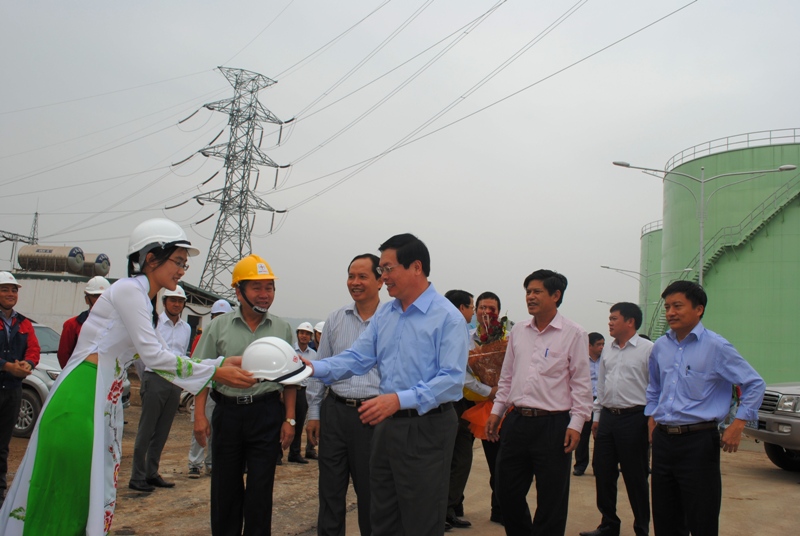 Bộ Trưởng Vũ Huy Hoàng (áo xanh) đang lắng nghe báo cáo tiến độ thi công của các nhà thầu Bộ Trưởng Vũ Huy Hoàng (áo xanh) đang lắng nghe báo cáo tiến độ thi công của các nhà thầu